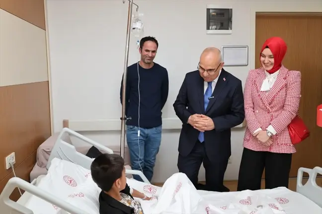 Ağrı Valisi Koç, hastanede tedavi gören çocukların bayramını kutladı Açıklaması