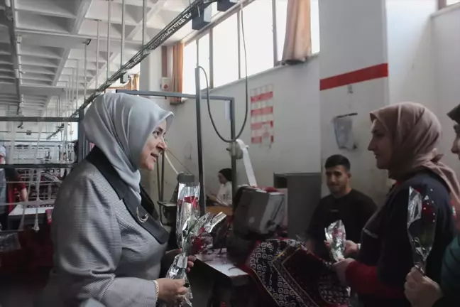 Tuğba Işık Ercan, Kadın İşçilere Çiçek Dağıtarak 1 Mayıs'ı Kutladı