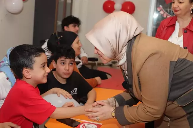 AK Parti Kadın Kolları Başkanı Ercan, 23 Nisan'da Hastanede Çocukları Ziyaret Etti