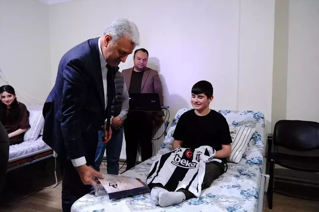 Fatma Betül Sayan Kaya ve Galatasaray Oyuncusu, Kas Hastası Çocuklarla Görüştü