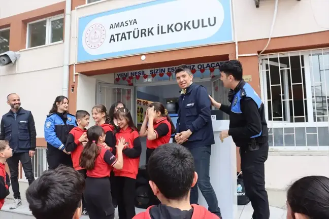 Amasya'da Polislerden 23 Nisan Kutlaması