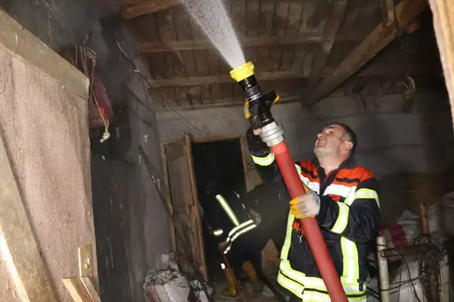 Taşova'da Yangın: 500 Saman Balyası Yandı