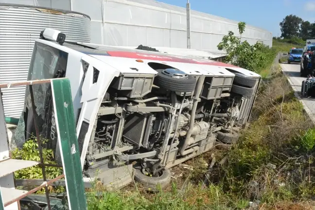 Manavgat'ta Tur Midibüsü Devrildi: 19 Yaralı