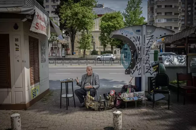Kadıköy'deki Ayakkabı Boyacısının 'Kardelen' İsimli Kedisi Kayboldu