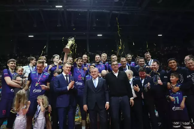 Bakan Bak, Voleybol Finaline Katıldı ve Şampiyona Kupa Takdim Etti