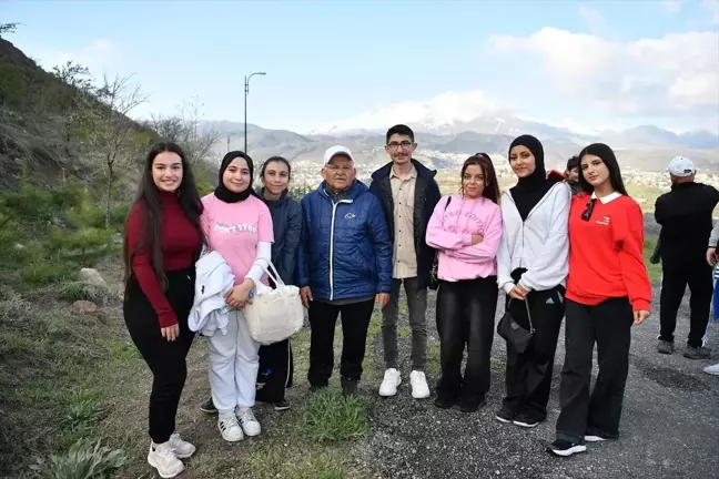 Kayseri Büyükşehir Belediye Başkanı Büyükkılıç, Gençlerle Ali Dağı'nda Yürüyüş Yaptı