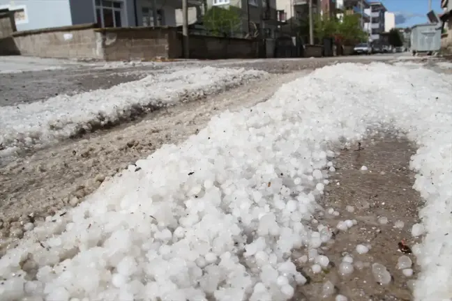 Beyşehir'de Sağanak ve Dolu Etkili Oldu