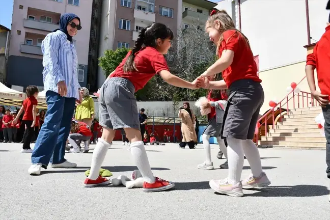 Bilecik'te çocuklar unutulmaya yüz tutmuş oyunlarla eğlendi