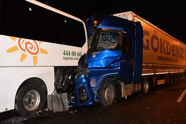 Bozüyük'te Tır, Tur Otobüsüne Çarptı: 13 Yaralı