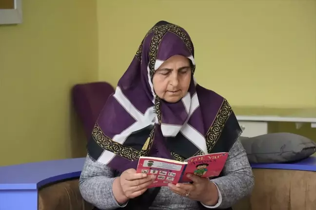 Çalışmaya gittiği okulda 49 yaşında çocukluk hayali okuma yazmayı öğrendi
