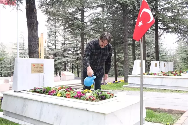 Çankırılı güvenlik görevlisi, şehit mezarlarını ziyaret edip temizlik ve bakımlarını yapıyor