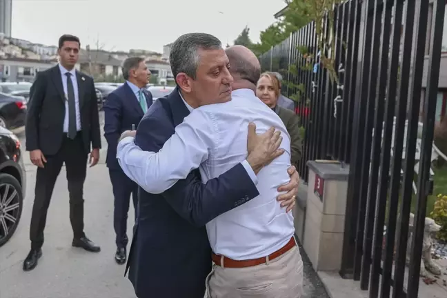 CHP Genel Başkanı Özel'den, annesi vefat eden eski milletvekili Cihaner'e taziye ziyareti