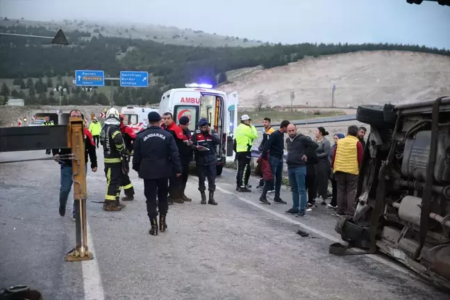 Denizli'de Servis Minibüsüyle Otomobil Çarpıştı: 18 Yaralı