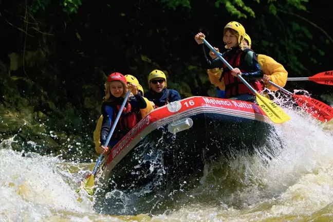 Düzce'de Rafting Keyfi: Yerli ve Yabancı Ziyaretçiler Buluştu