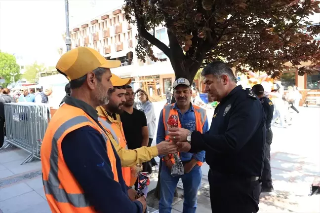 Edirne Emniyet Müdürü'nden 1 Mayıs'ta İşçilere Çiçek
