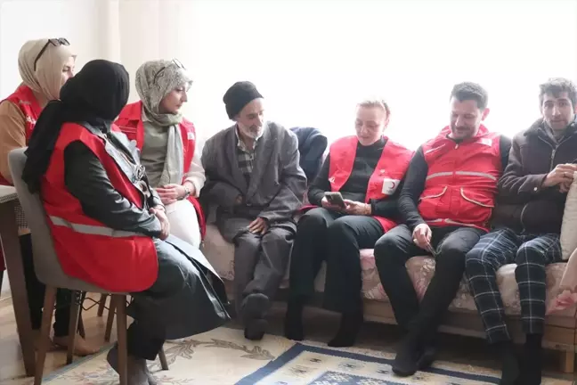 Kızılay Gönüllüleri Engelli Baba ve Oğluna Yeni Bir Yuva Sağladı