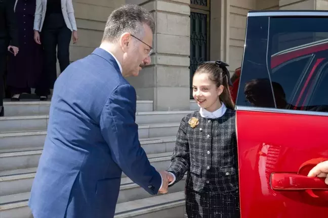Eskişehir Valisi Aksoy koltuğunu ilkokul öğrencisine devretti