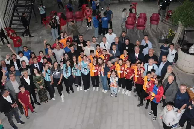 Galatasaraylı Eski Futbolcular Cizre'de Gençlerle Bir Araya Geldi