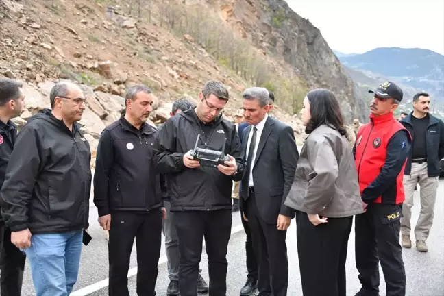 Gümüşhane-Giresun Karayolu Heyelan Nedeniyle Ulaşıma Kapandı