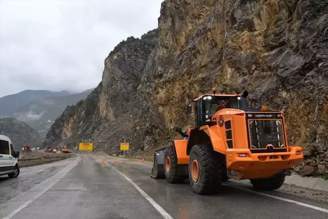 Gümüşhane-Giresun Kara Yolu Heyelan Sonrası Kontrollü Olarak Açıldı