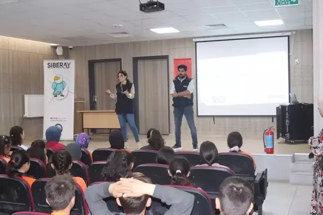 Gaziantep’te Öğrencilere Siber Suçlar Semineri Verildi