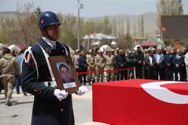 Kalp krizi sonucu şehit olan güvenlik korucusu, Van'da son yolculuğuna uğurlandı