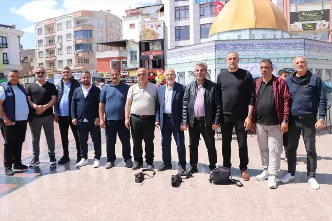 Kilis'te gazeteciler İsrail'in 212 meslektaşını öldürmesini kameralarını yere bırakarak protesto etti