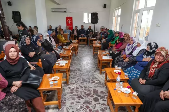 Kırsaldaki mahalleleri gezen ekipler kadınların kamu hizmetlerine ulaşmasını sağlıyor