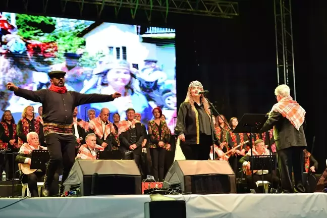26. Geleneksel Tarım ve Seracılık Festivali'nde Kumluca Belediye Korosu Konser Verdi