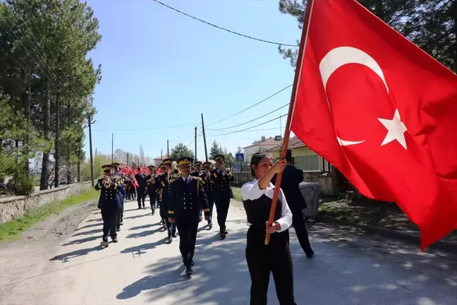 Kütahya Hava Er Eğitim Tugay Komutanlığı Bandosu köy okulunda konser verdi