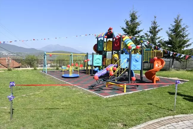 Kosova'da Samidin Emini İlköğretim Okulu'na Oyun Parkı Kuruldu
