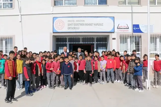 Merzifon Kaymakam Karaaslan, okulları ziyaret etti