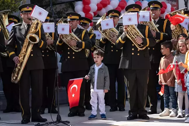 Armoni Mızıkası, 23 Nisan Ulusal Egemenlik ve Çocuk Bayramı'nda Rauf Orbay İlkokulu'nda Konser Verdi