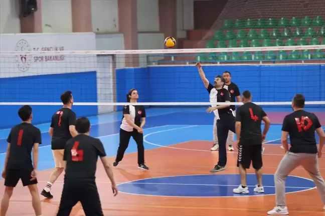 Nevşehir'de Kamu Çalışanları Voleybol Turnuvası Başladı
