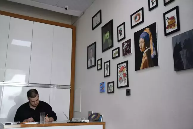Eczacı Ömer Koç, Resim Tutkusuyla İş Yerini Süsledi