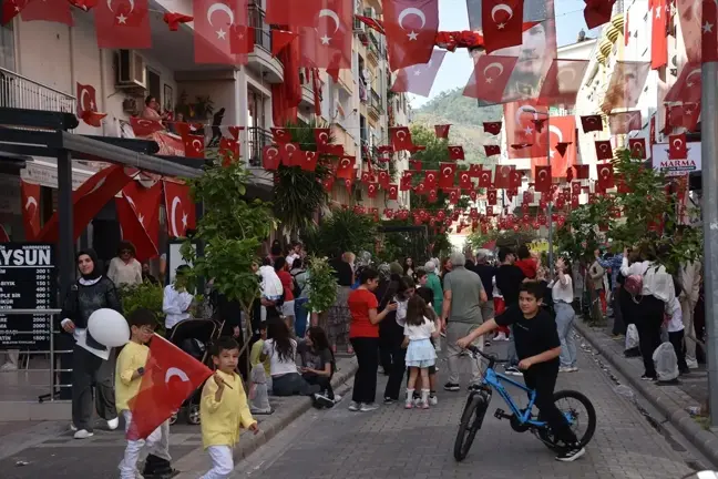 Marmaris'te 23 Nisan Coşkusu Sokaklarda Kutlandı