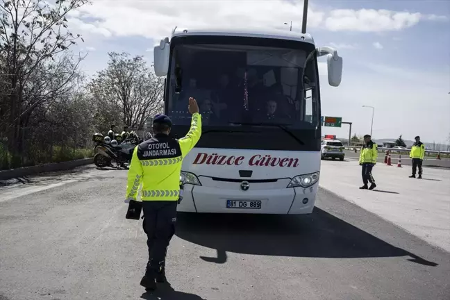 Jandarma Sivil Ekipleri, Şehirlerarası Otobüslerde Trafik Denetimi Yapıyor