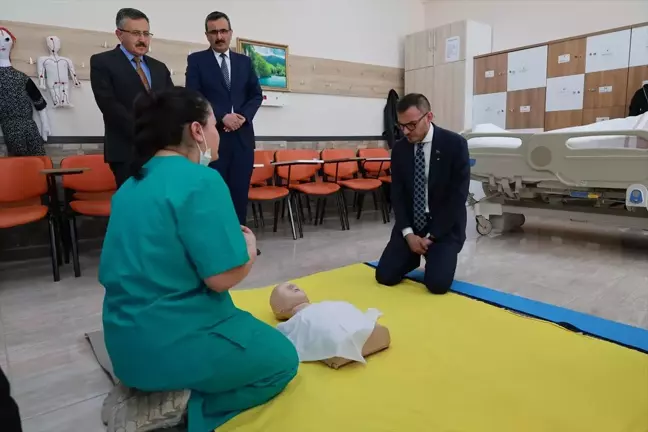 Başkan Yazıcıoğlu, Sağlık Eğitimi Alan Öğrencilerle Buluştu