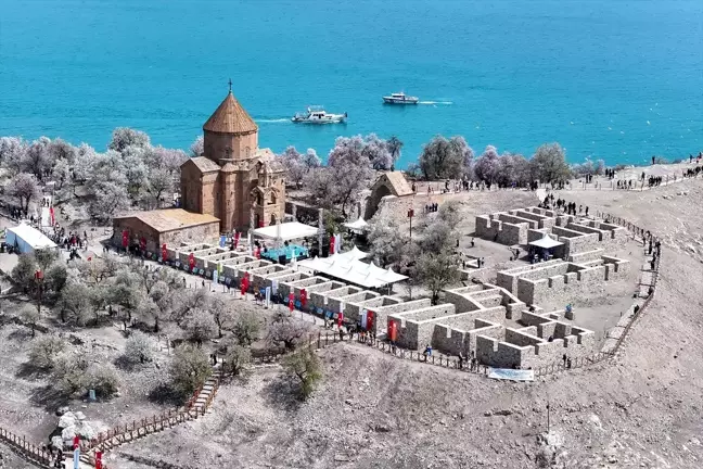 Akdamar Adası'nda Badem Çiçeği Festivali Renkli Görüntülerle Başladı