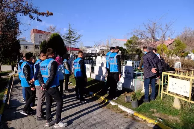 Van'da AK Parti'li gençler, şehit kabirlerinde temizlik yaptı