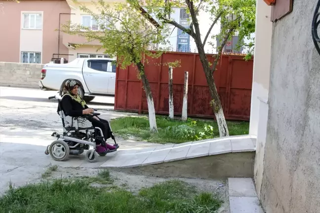Van Belediyesi'nden Engelli Kadına Destek: Rampa ve Sandalye Hizmeti