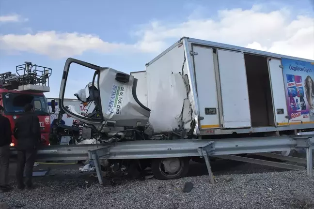Van'da Trafik Kazası: 6 Ölü, 13 Yaralı