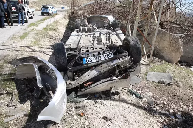 Van'da şarampole devrilen otomobilin sürücüsü ağır yaralandı