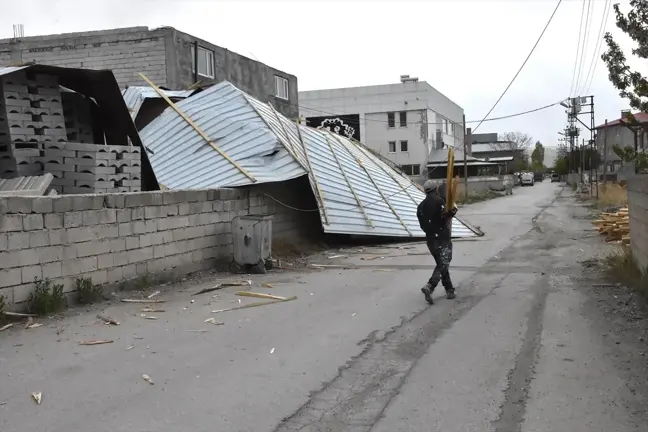 Van'daki Şiddetli Rüzgar Evsiz ve İş Yerisiz Bıraktı