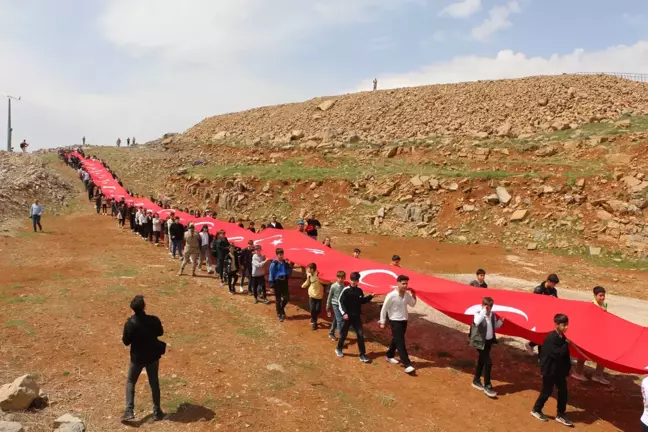 Cudi Dağı'nda 105 çocuk, 105 metrelik Türk bayrağıyla yürüdü