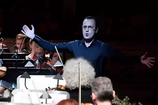 CSO Şefi Deliorman, tarihi Bolşoy Tiyatrosu'nda konser yöneten ilk Türk şef oldu