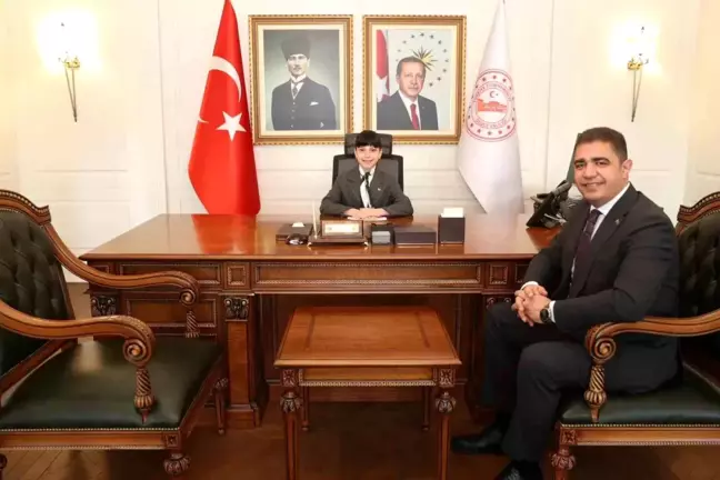 Düzce Valisi 23 Nisan'da Makamını Öğrenciye Devretti
