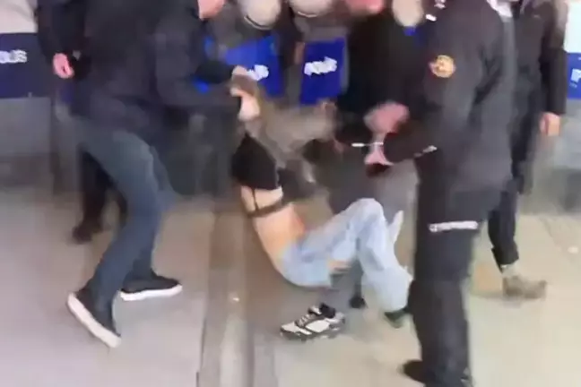 Ankara'daki gözaltılar sırasında sütyeni görünen eylemci erkek çıktı