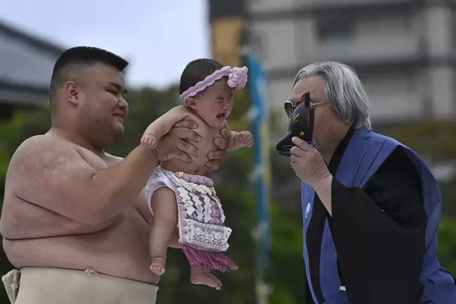 Japonya'da asırlık ilginç gelenek, bebeklerden ilk ağlayan kazandı