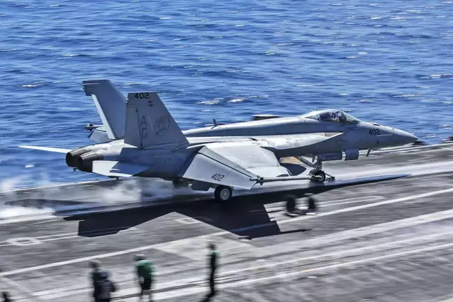 ABD'ye ait bir FA-18E tipi savaş uçağı denize düştü